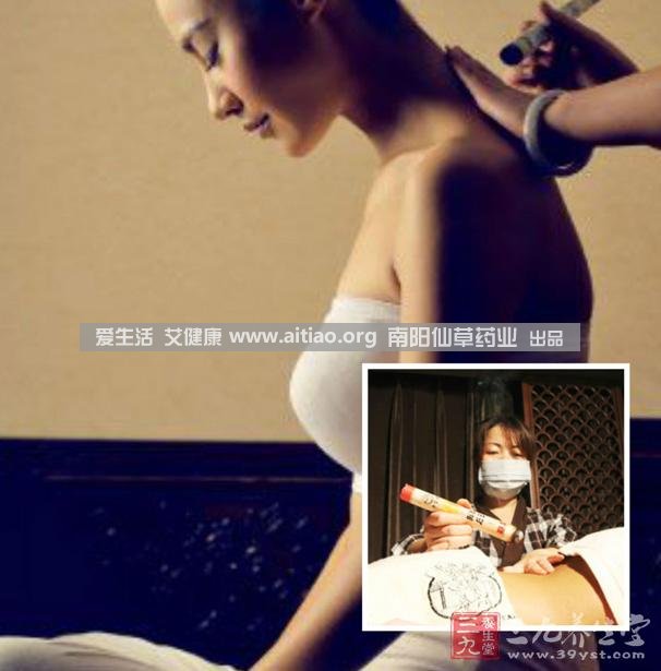 足三里穴是位于外膝的下3寸、脛骨外側(cè)一橫指左右的位置，艾灸10-15分鐘即可，需堅(jiān)持一段時(shí)間，很快可以看到祛濕的效果。